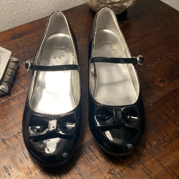 FLOWERS BY NINA SHOES - Picture 1 of 5